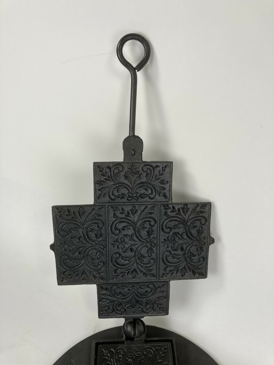 Vippejern for goro for bruk i jernkomfyr. Ringene i ovnen ble tatt ut under steiking. Goro ble bakt til høgtider og særlig til jul. Baking var kvinnenes oppgave i husholdningen. Gjenstanden består av sjølve jernet og ramma som jernet hviler i.