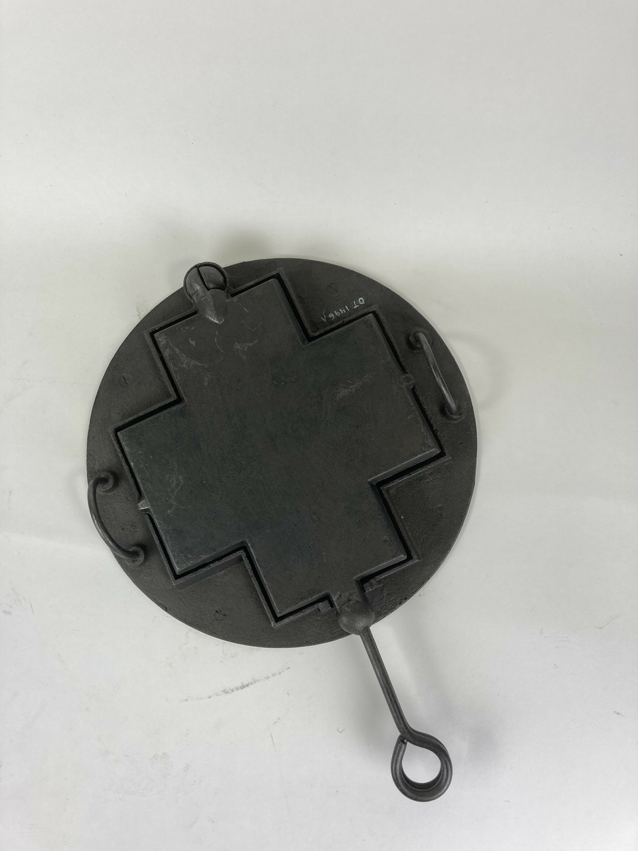 Vippejern for goro for bruk i jernkomfyr. Ringene i ovnen ble tatt ut under steiking. Goro ble bakt til høgtider og særlig til jul. Baking var kvinnenes oppgave i husholdningen. Gjenstanden består av sjølve jernet og ramma som jernet hviler i.