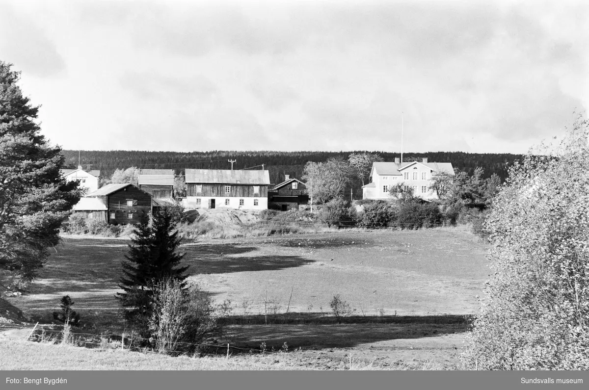 Lantgård i Sköle by i Matfors med mangårdsbyggnad och ekonomibyggnader. Skölevägen 27-29. Gården är numera (2020) delad i två fastigheter, mangårdsbyggnaden är privatbostad och större delen av ekonomibyggnader och mark är ridskola och ägs av Matfors ryttarförening.