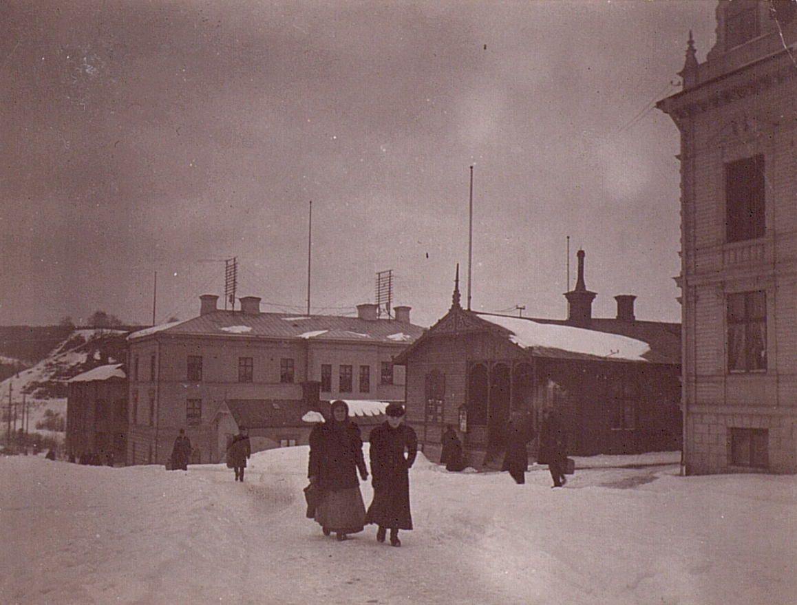 Sollefteå omkr. sekelskiftet 1900. Till höger Kungsgatan 7, dåvarande J. Lundgrens boningshus/Grand Hotell, längre ned i backen Storgatan 51, Hotell Appelberg. Höjden i bakgrunden är Borgnipan i Badhusparken. Över taken går telefonledningarna via galgar.