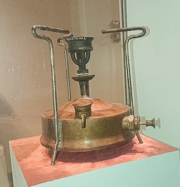 Fotogenkök av mässing. Köket märkt Primus No 1 patent. Botten märkt AB B.A. Hjort & Co Stockholm Sweden. Påfyllnadslocket märkt B.A. Hjort 6 Co Stockholm patent. Pumpen märkt F.W. Lindqvist Stockholm patent.