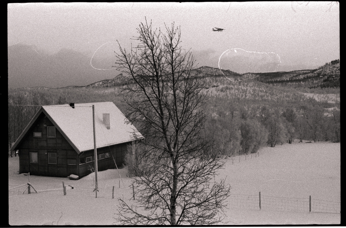 Hus på Kilhus. Et småfly øverst i bildet.