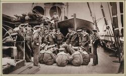 Freizeit-Beschäftigung der Mannschaft. Schuhklopfen.