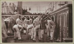 Mannschaft bei der Morgentoilette.