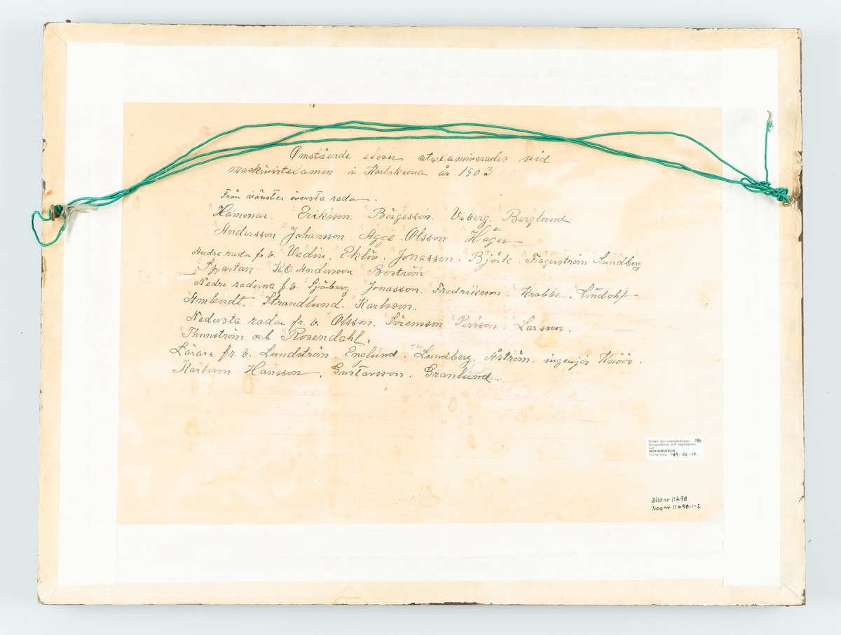 Bilden visar elever utexaminerade vid maskinistexamen i Karlskrona 1903.