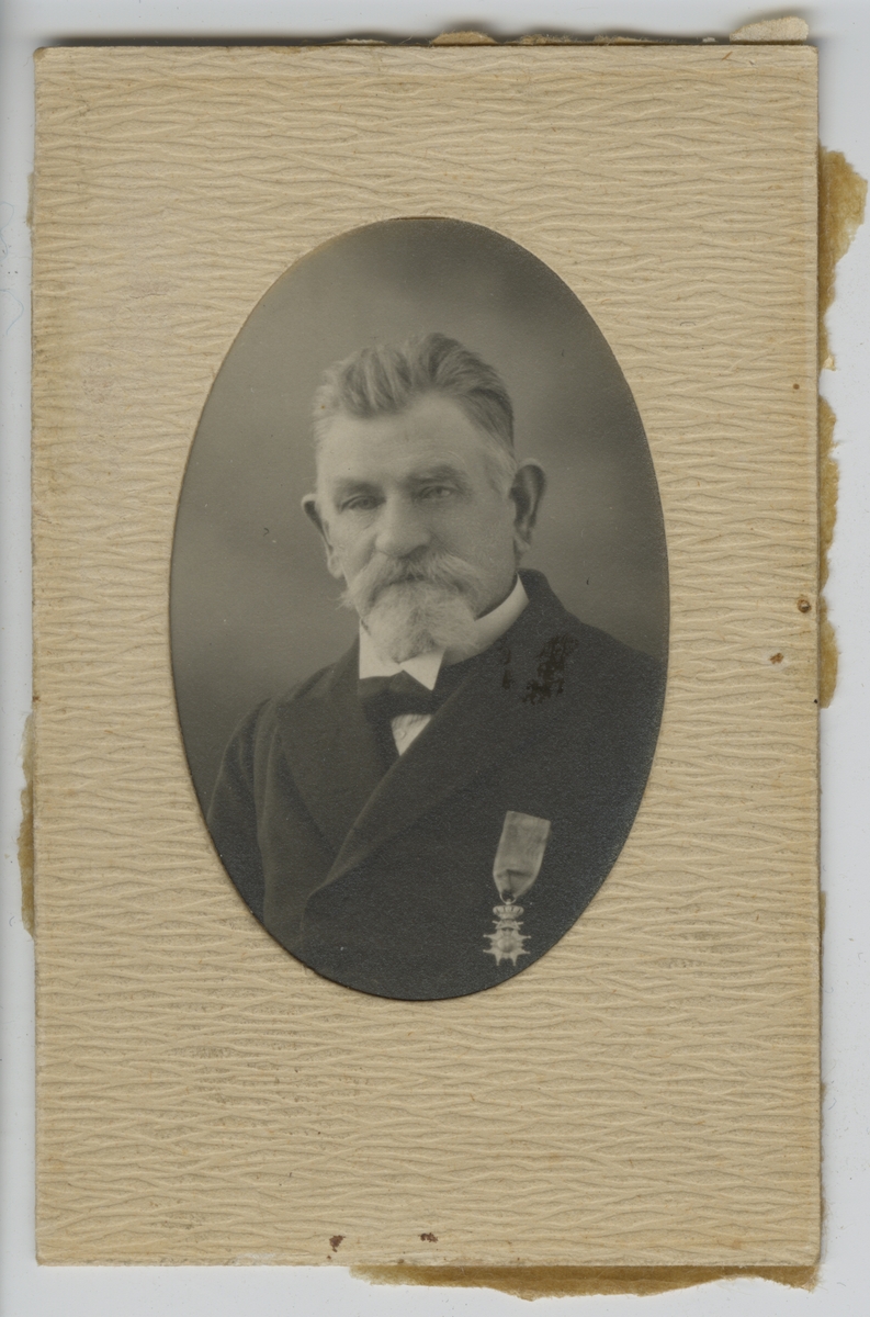Visitkortporträtt av Sven Johan Holgersson, medlem i Sjöunderofficerssällskapet i Karlskrona.