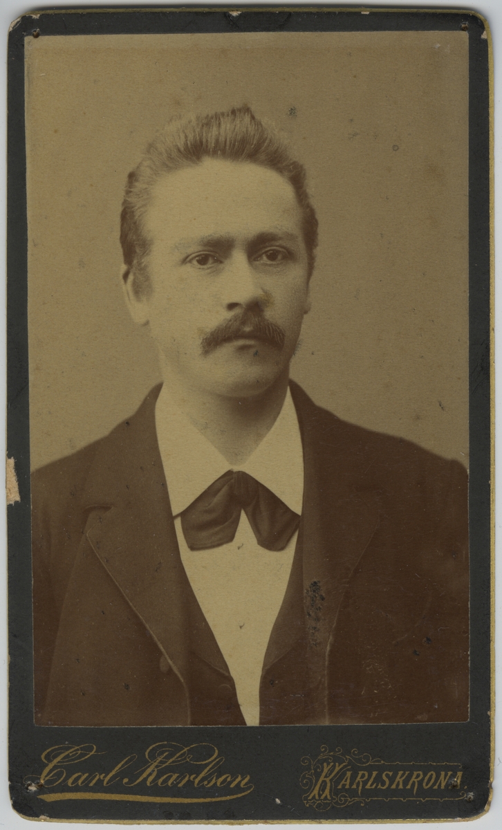 Visitkortporträtt av Jacob Wilhelm Lindgren, medlem i Sjöunderofficerssällskapet i Karlskrona.