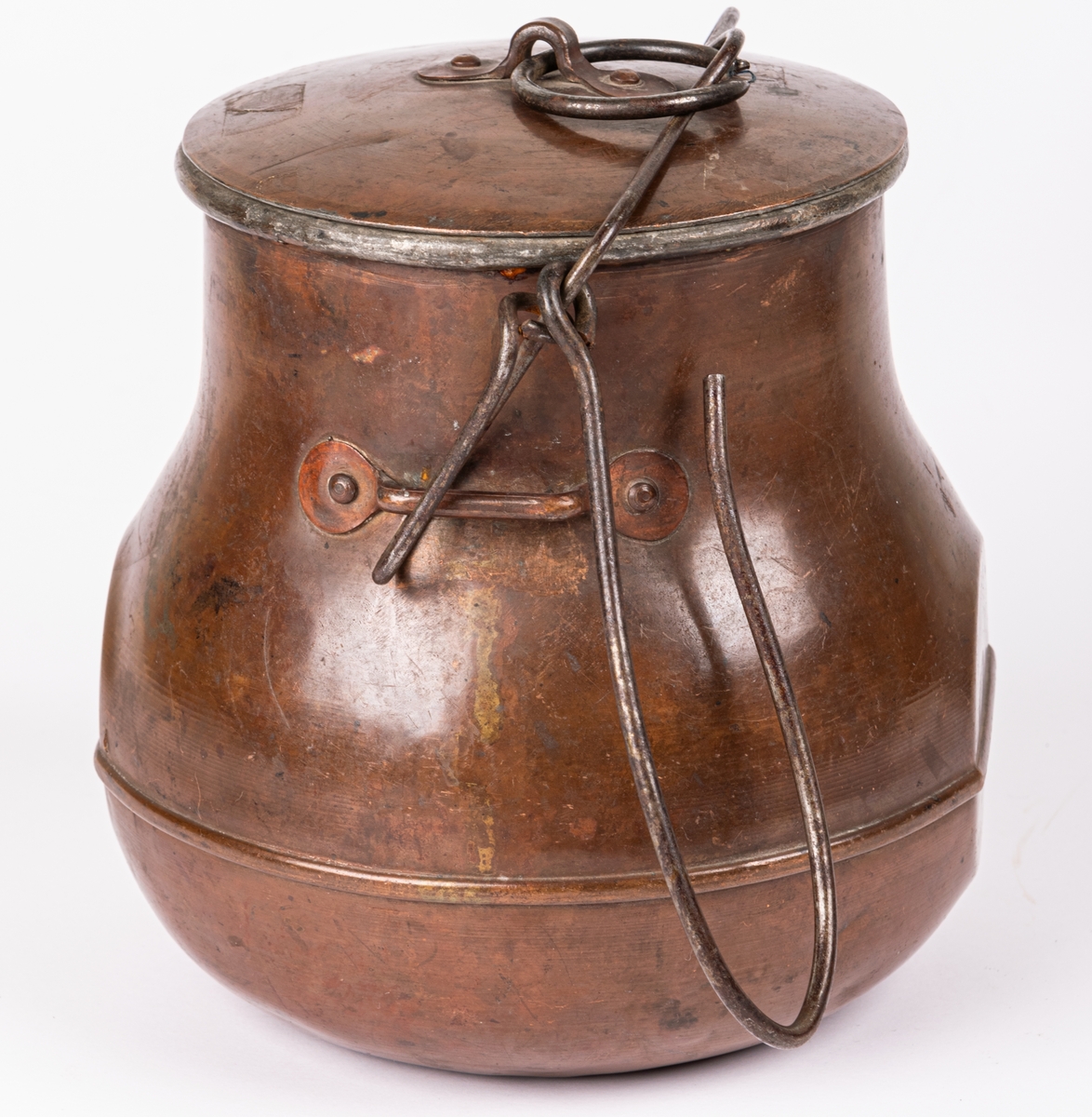 Kokkärl, koppar, Stämplad S. U. F. inder krona och årtalet 1870.
Kopparslagare: J.W.C
Matlagningskruka före militären.
