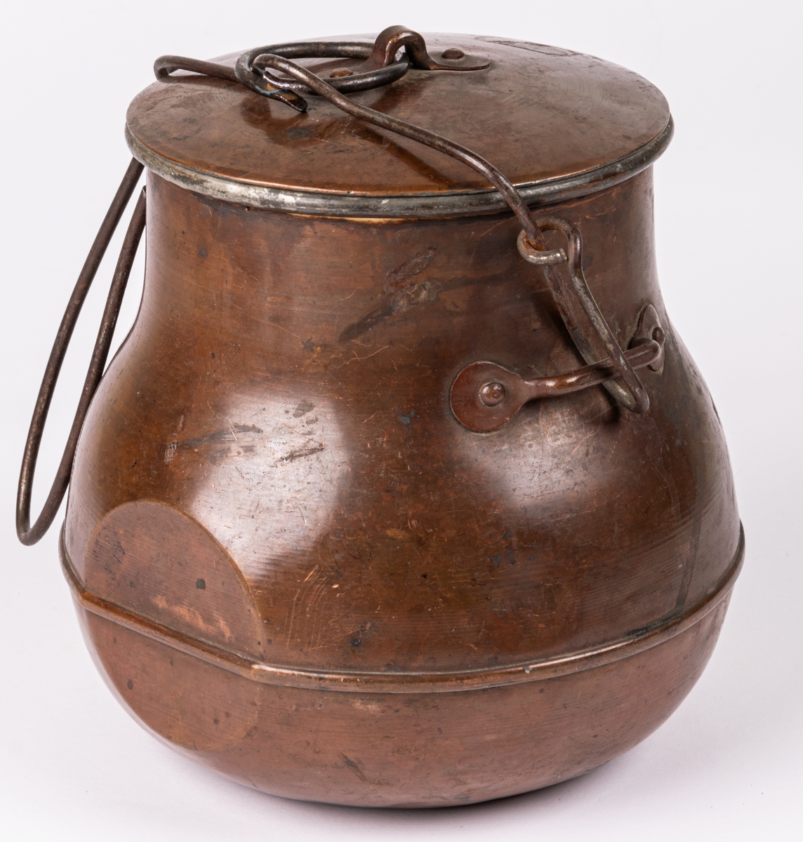 Kokkärl, koppar, Stämplad S. U. F. inder krona och årtalet 1870.
Kopparslagare: J.W.C
Matlagningskruka före militären.