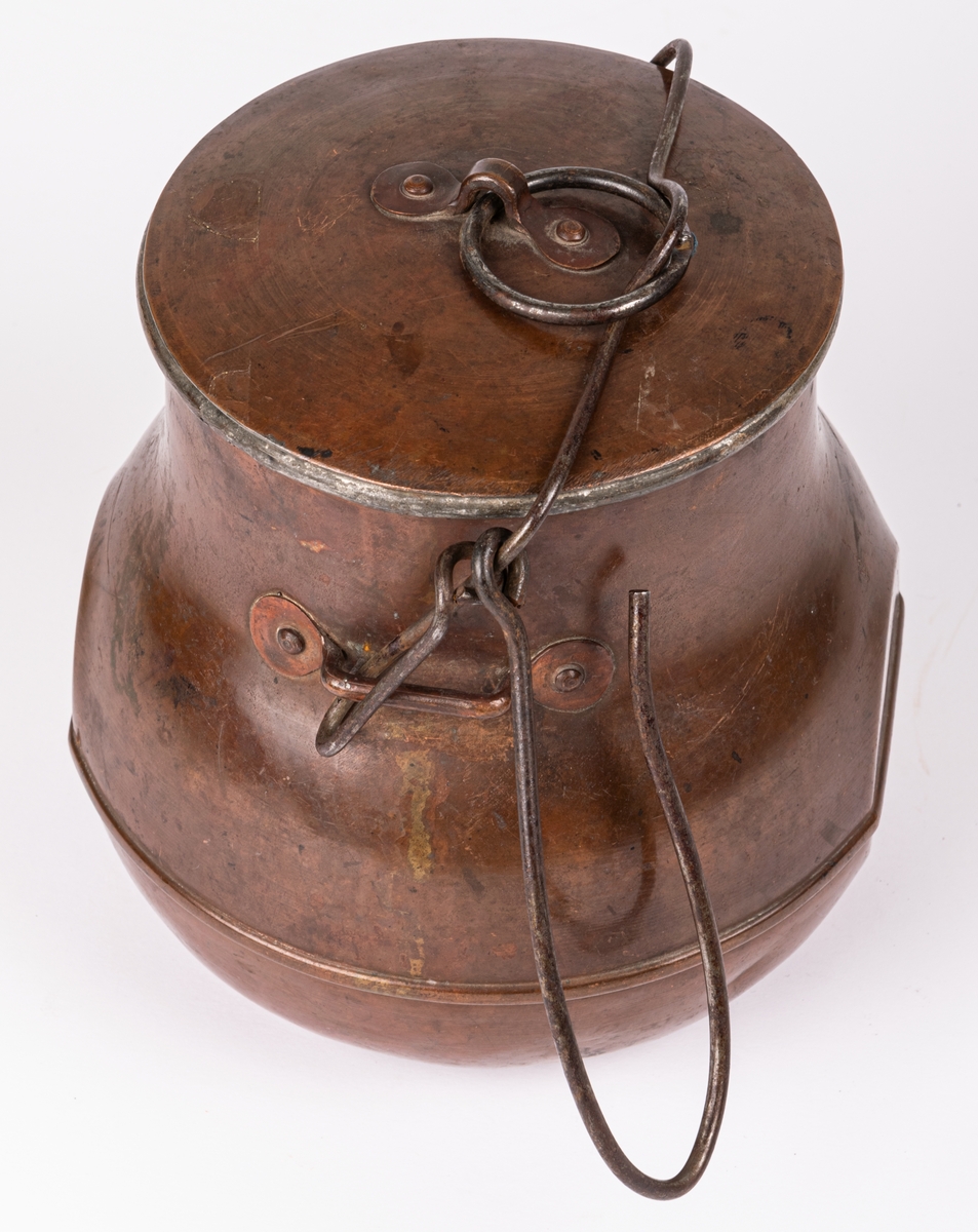 Kokkärl, koppar, Stämplad S. U. F. inder krona och årtalet 1870.
Kopparslagare: J.W.C
Matlagningskruka före militären.