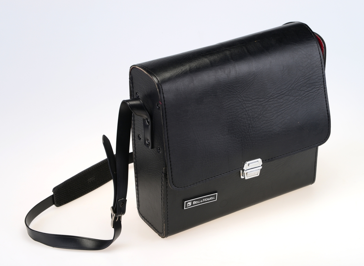 Veske med kamera, kabler og ekstrautstyr, til 8mm film.