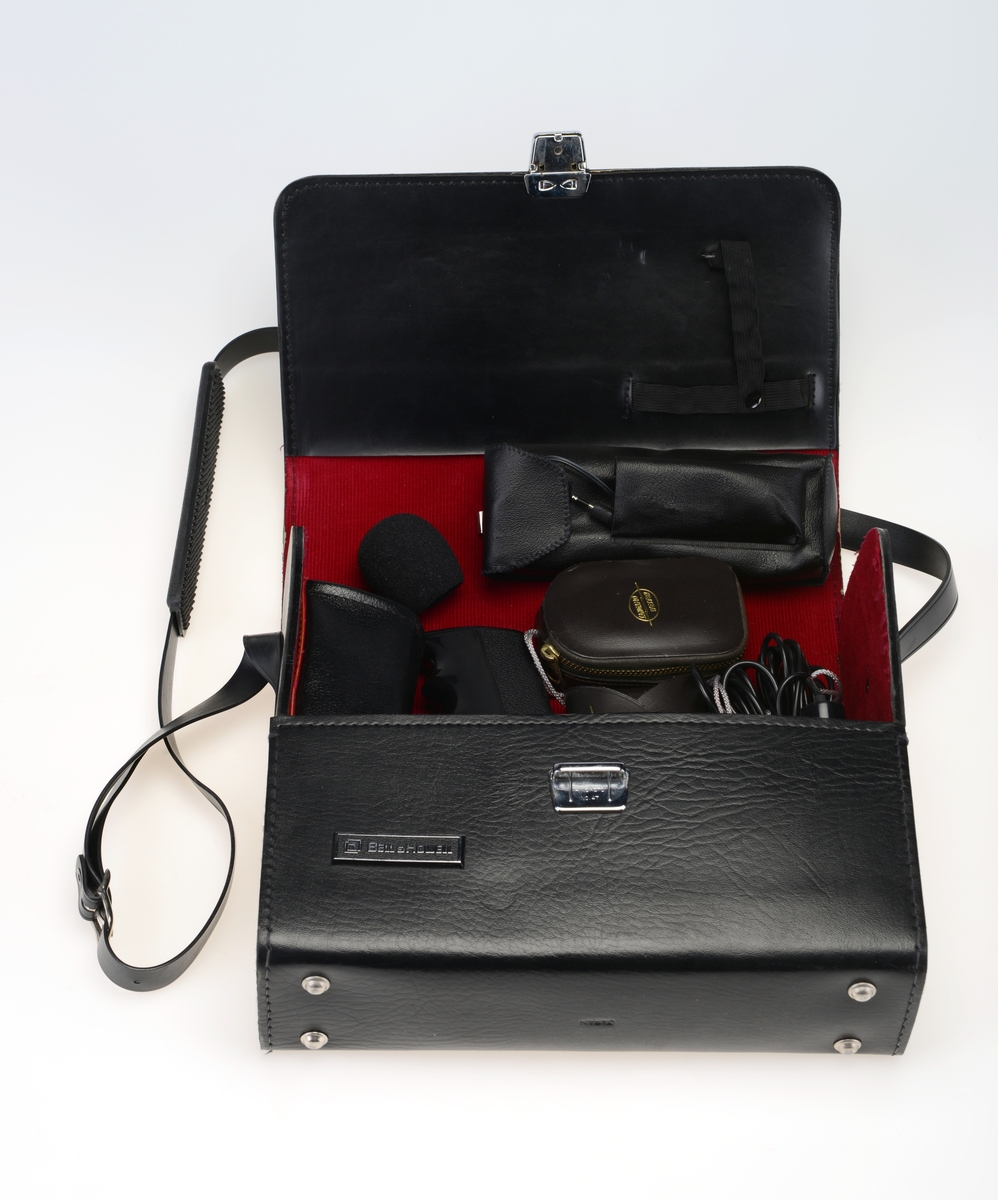 Veske med kamera, kabler og ekstrautstyr, til 8mm film.