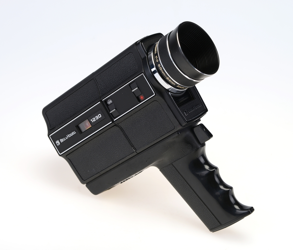 Veske med kamera, kabler og ekstrautstyr, til 8mm film.