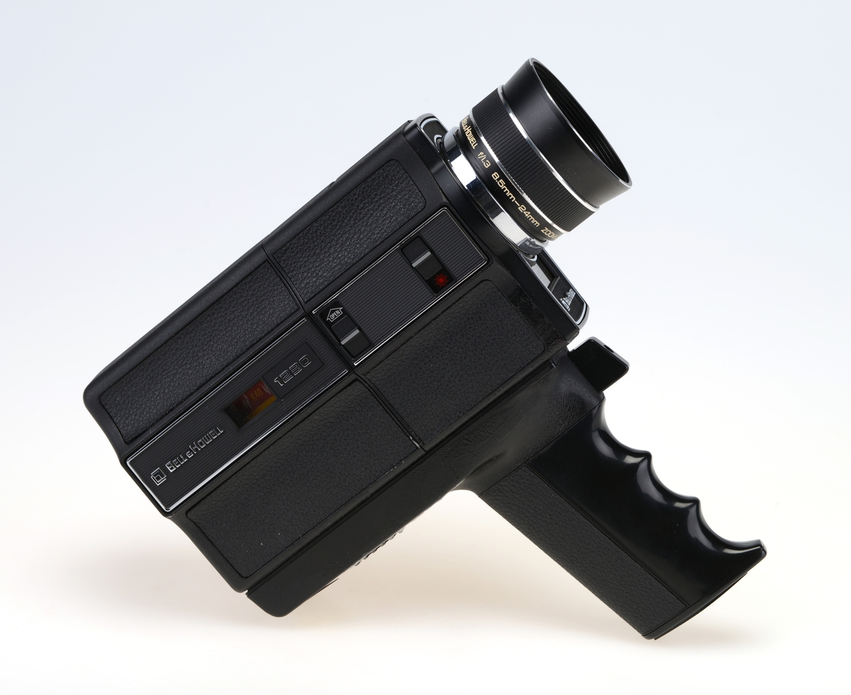 Veske med kamera, kabler og ekstrautstyr, til 8mm film.