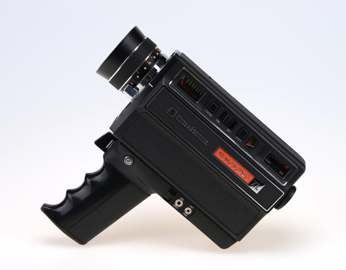 Veske med kamera, kabler og ekstrautstyr, til 8mm film.