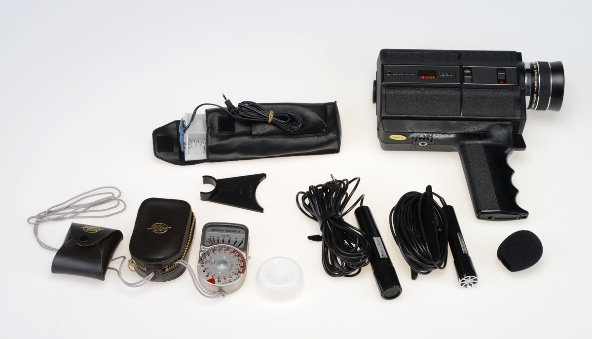 Veske med kamera, kabler og ekstrautstyr, til 8mm film.