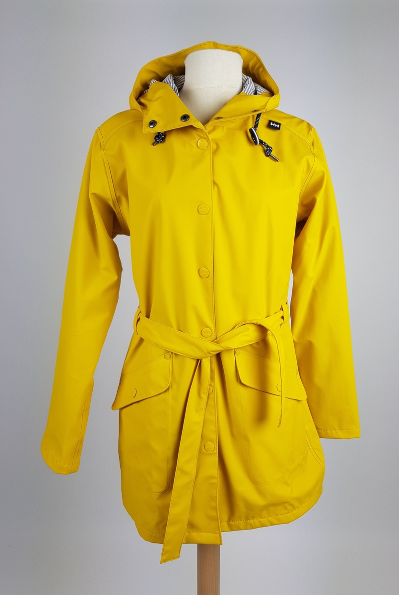 Gul, halvlang, myk regnjakke med hette, preget med HH på alle knappene midt foran. Midt bak et bærestykke, som er sveiset fast på to plasser. Også sveiset midt bak, og utstyrt med en motfold rett nedenfor livet. Løst, sveiset belte og sydde hemper. Skuldersømmen er flyttet litt foran. Gummiert, gult HH merke er innsydd. Lommer med klaff. Trykkknapp midt på klaffen, nagler på begge sider av klaffen. Snor i hetten, med stoppere. Lukkes midt foran med gule trykknapper preget med HH. Trykknapp-regulering nederst på erme. Jakken er fôret med smalstripet hvit og lys grått stoff. Ermene er fôret med svart fôr, Nederst på ermet er det sydd på 5,5 cm fôr lik jakken. Jakkens sømmer er sveiset.