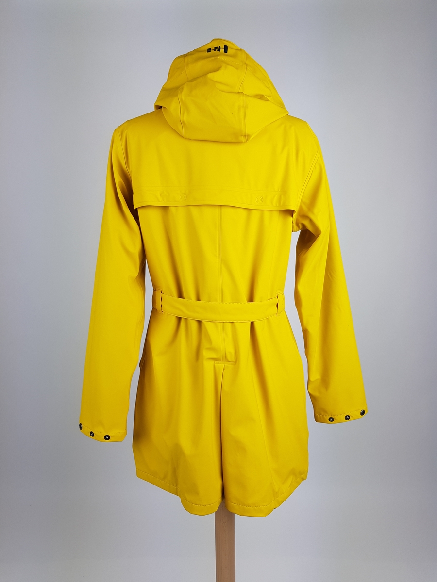 Gul, halvlang, myk regnjakke med hette, preget med HH på alle knappene midt foran. Midt bak et bærestykke, som er sveiset fast på to plasser. Også sveiset midt bak, og utstyrt med en motfold rett nedenfor livet. Løst, sveiset belte og sydde hemper. Skuldersømmen er flyttet litt foran. Gummiert, gult HH merke er innsydd. Lommer med klaff. Trykkknapp midt på klaffen, nagler på begge sider av klaffen. Snor i hetten, med stoppere. Lukkes midt foran med gule trykknapper preget med HH. Trykknapp-regulering nederst på erme. Jakken er fôret med smalstripet hvit og lys grått stoff. Ermene er fôret med svart fôr, Nederst på ermet er det sydd på 5,5 cm fôr lik jakken. Jakkens sømmer er sveiset.