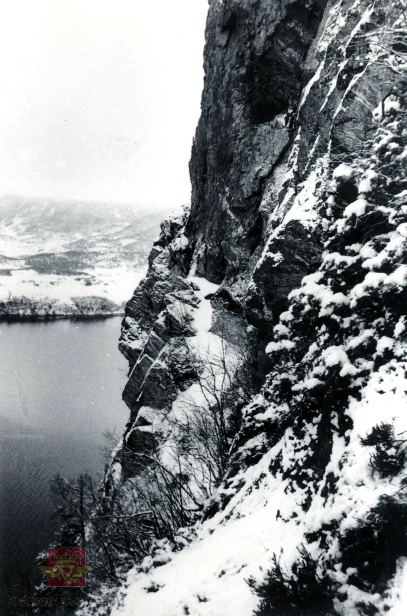 Sjekking av rasfare ovenfor Europaveg 69, trolig vest for Måndalen i Rauma kommune.

Merking bak på bilde: "Ovenfor E 69, det ser ut for at det sleppe i fjellet her".