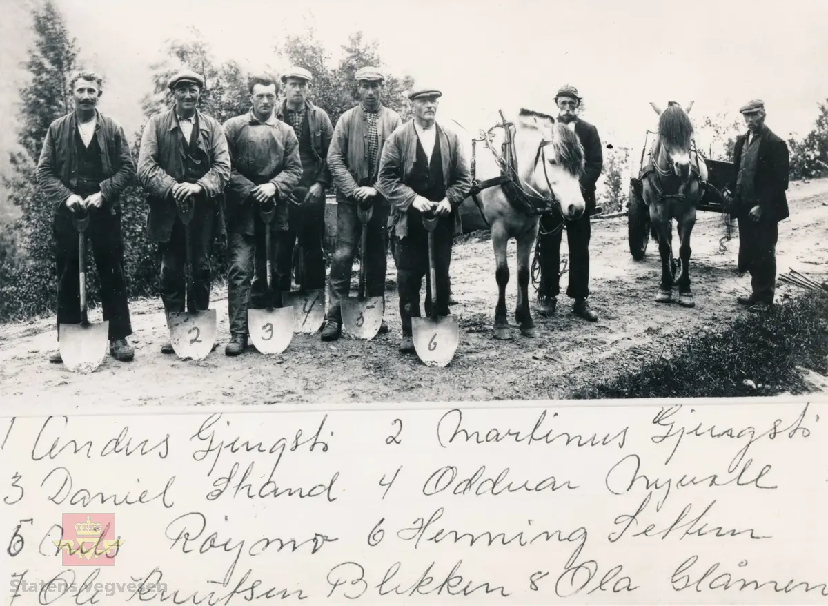 Veggrusing ved Setra i Halsa i 1920-åra.

Merking på bilde: Fra venstre: Anders Gjengstø, Martinus Gjengstø, Daniel Strand, Oddvar Nyvoll, Nils Røymo, Henning Setter, Ola Knutsen og Ola Glåmen.

(Kilde: Statens vegvesen sitt interne blad for Møre og Romsdal: "Veg og Virke", nr. 1/1988, forfatter Ingeborg Åsen Vatten. Motivet er også gjengitt i dette nummeret)