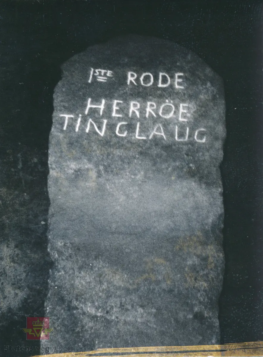 Rotesteinen for 1ste vegrote, som stod ved Leikanger vór i Herrøe Tinglaug. 

Leikanger vór ble bygd ferdig i 1833. Hovedvegen fra landingsvóren på Leikanger til handelsstedet Larsnes var ferdigbygd og vart rote- og stykkedelt i juni 1839 til vedlikehold ved naturalarbeid av gårdbrukerne i tinglaget. 

Vegen ble målt til 21 200 alner og delt i 5 roter. De 4 første rotene var hver på 4 500 alner, men den 5te rota, som endte på Larsnes, var 3 220 alner. 

Alle gårdsbruk i tinglaget ble tildelt vegstykke til vedlikehold - i alt 456 vegstykke - det største på 180 alner og det minste på 15 alner. 

(Kilde: Statens vegvesen sitt interne magasin for Møre og Romsdal "Veg og Virke" nr. 2/1980, artikkelen "Anleggsdrift på vegen mellom Leikanger og Larsnes", skrevet av Bjarne Rekdal.)

Leikanger ligger i Herøy kommune.

Handelsstedet Larsnes er nå administrasjonssenteret i Sande kommune som ble skilt ut fra Herøy kommune i 1867. (Kilde: Store norske leksikon.) 

