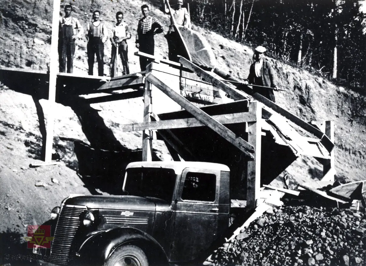 Trollheggdalen grustak, Heggset i Surnadal 1938

På motivet er en Chevrolet lastebil, 1938-modell med norskbygd førerhus, med kjennemerke T-47?? som eies av Isak Telstad.

Fra venstre: Martin Heggset, Anton Myrbostad, Emil Sæter, Nils Åsen, Kristian Kristiansen og Jan Trønsdal.

(Kilden/informant: Merking bak på bilde og informasjon på kjøretøy fra Ivar E. Stav.)
