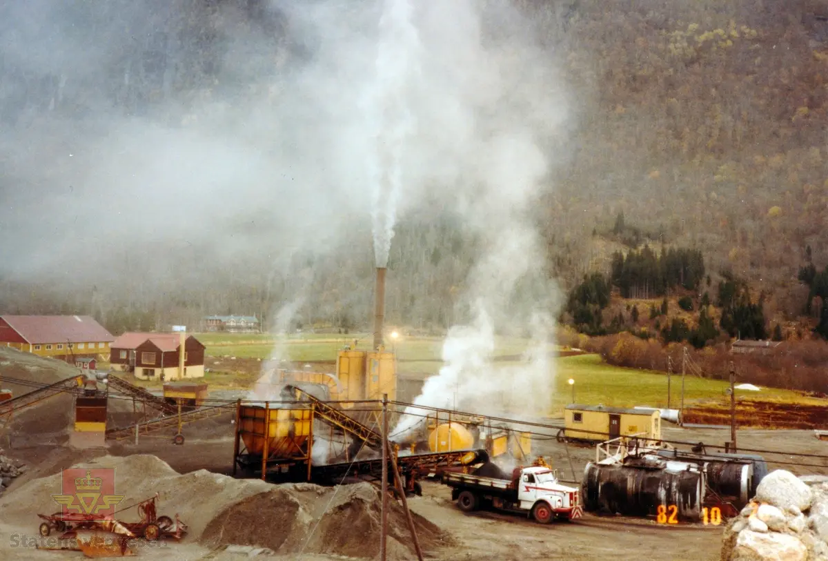 Produksjon av asfaltløsningsgrus (ALG) på Hanset i Vistdalen i Nesset kommune i oktober 1982.