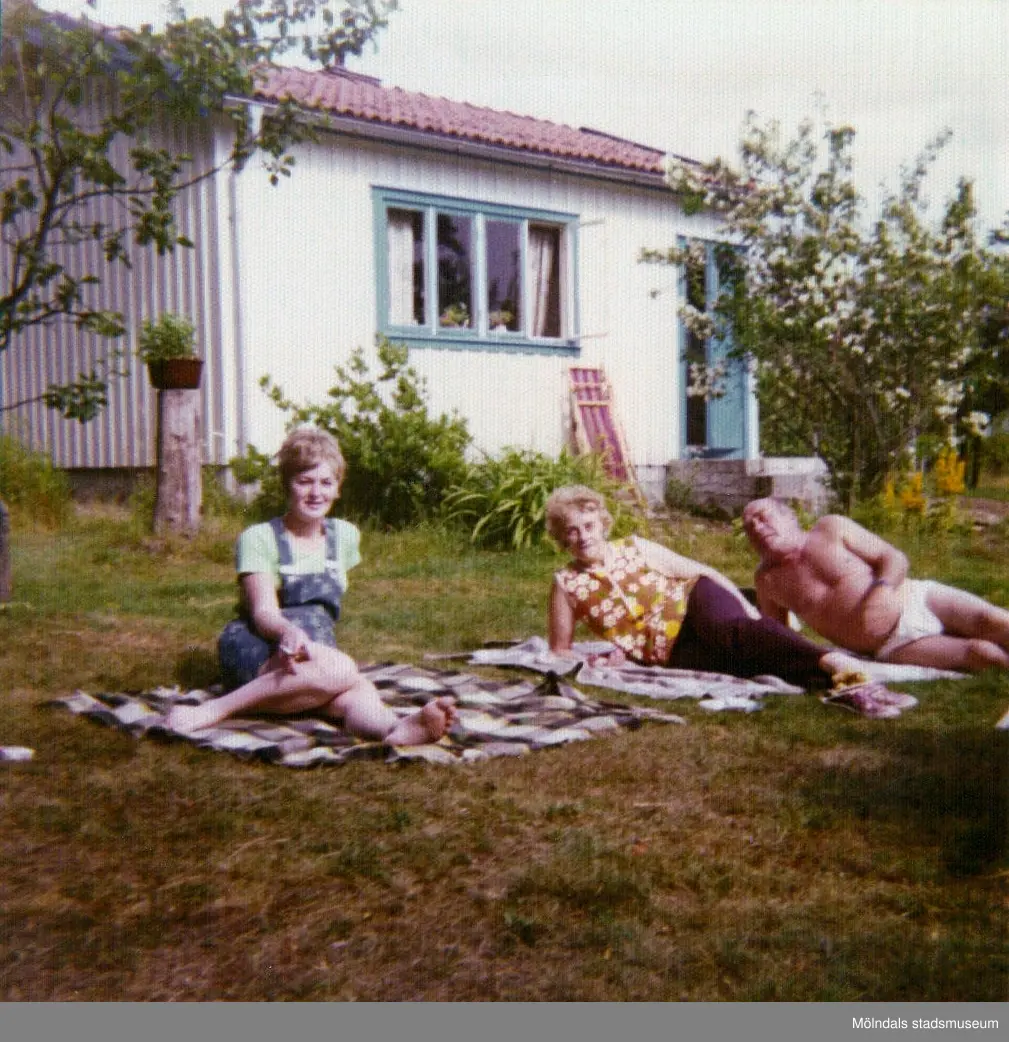 Sommarstuga med fastighetsbeteckning Gårda 2:45 och adress Varvsvägen 13 i Gårda, Lindome, i Mölndals kommun. Fotografiet är taget under slutet av 1960-talet. I trädgården ses Harry och Margit Johansson med svärdottern Monica.

Stugan uppfördes år 1944. Den införskaffades år 1965 av Harry och Margit Johansson som bodde på Eklandagatan 54c i Göteborg. Den tidigare ägaren hette Asp. Köpeskillingen var då 16 000 kr.

Byggnaden var en sommarstuga utan isolering, men var utrustad med både vedspis i köket och öppen spis i stora rummet. Ett mindre sovrum fanns också samt ett utedass.

Vägen fram till stugan var en enda gyttjepöl på våren. Det bodde då tre permanentfamiljer på området. Resten av tomterna bestod av sommarstugor.