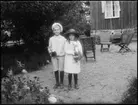 Väne-Ryr. Prästgården i Tungebo. Pastor Wetterlundhs barn Sune och Astrid Wetterlund.