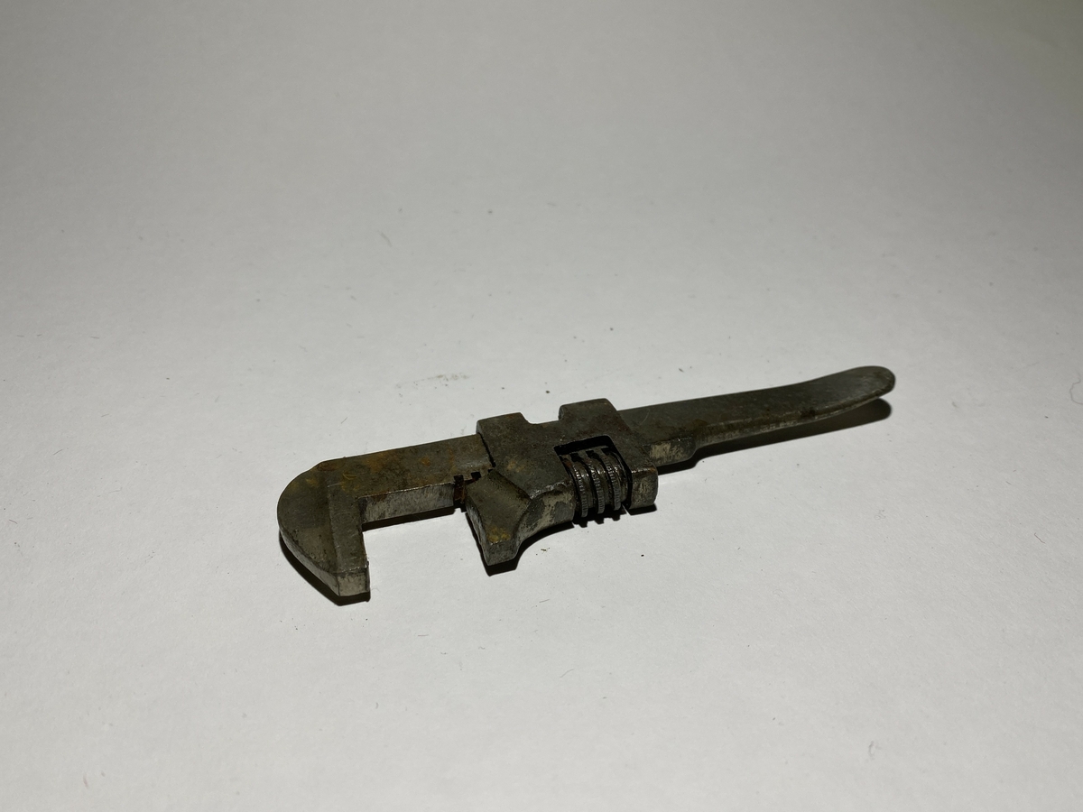 Gammel skiftnøkkel som er rustet fast i en stilling. Funnet innerst i østre hjørne på loftet i vollgt. 10.