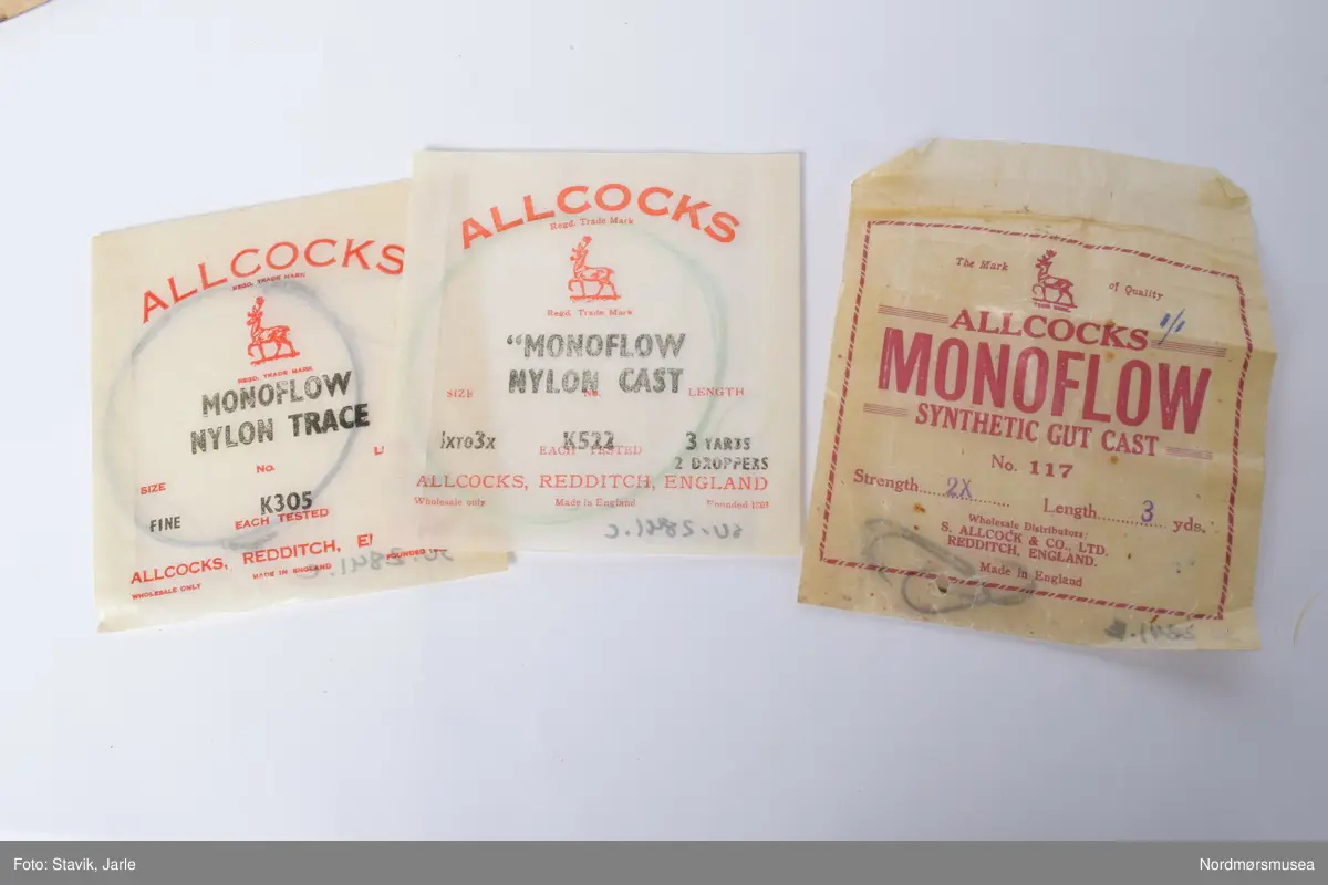 Eske med diverse snører og kroker fra varierende fakrikanter som Hardy, Millwards og Allcock.
3 poser Hardy gut, 1 med krok på
3 Allcocks fortommer i nylon, 1 av posene har kroker i steg i stedet for originalt snøre
1 pappfolder med kroker i poser festet til folderen, fortom i "gut"
1 Farlows "Gut cast"
2 papirposer "Glade & Scheber", en med snøre og en med fluer
1 pappfolder med poser med kroker med nylonsnøre lag et "Lee of Pershore".
2 poser "Catche'em Alive-O gut substitute cast, nylon gut cast" en av dem med krok
3 poser "Poolsam Twisted Wire tracee"
1 papirfolder med poser med krok og fortom "Berlin superior silkworm gut".
1 pose "Tru-tru hooks" fiskekroker
1 "Matt Waddell, Mounted casts for Loch and Stream", fire fluer på nylonsnøre.
1 "Martinez & Bird Ltd, hooks to nylon", papirfolder med poser inni.
1 "The lucky strike - Hooks to undrawn gut"
1 pose med 5 meter nylon snøre av frnsk merke
1 "Youngs of Harrow silkworm Gut", med en liten krok
1 pose med "Samson superior quality gut cast"
1 "Ogden smiths dry fly trout cast, silkworm gut"
1 "Unity cast av A. E. Rudge & son"
1 "Jon R. Gow & SOns" nylon snøre med 3 fluer
1 umerket pose med fortom og rekekroker
1 umerket pose med skjøteringer
1 bunt med gammelt snøre