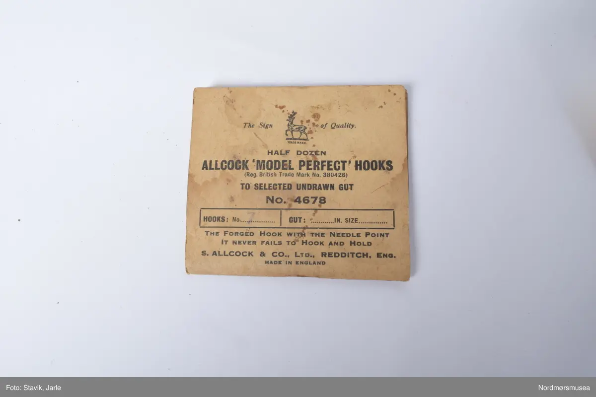 Eske med diverse snører og kroker fra varierende fakrikanter som Hardy, Millwards og Allcock.
3 poser Hardy gut, 1 med krok på
3 Allcocks fortommer i nylon, 1 av posene har kroker i steg i stedet for originalt snøre
1 pappfolder med kroker i poser festet til folderen, fortom i "gut"
1 Farlows "Gut cast"
2 papirposer "Glade & Scheber", en med snøre og en med fluer
1 pappfolder med poser med kroker med nylonsnøre lag et "Lee of Pershore".
2 poser "Catche'em Alive-O gut substitute cast, nylon gut cast" en av dem med krok
3 poser "Poolsam Twisted Wire tracee"
1 papirfolder med poser med krok og fortom "Berlin superior silkworm gut".
1 pose "Tru-tru hooks" fiskekroker
1 "Matt Waddell, Mounted casts for Loch and Stream", fire fluer på nylonsnøre.
1 "Martinez & Bird Ltd, hooks to nylon", papirfolder med poser inni.
1 "The lucky strike - Hooks to undrawn gut"
1 pose med 5 meter nylon snøre av frnsk merke
1 "Youngs of Harrow silkworm Gut", med en liten krok
1 pose med "Samson superior quality gut cast"
1 "Ogden smiths dry fly trout cast, silkworm gut"
1 "Unity cast av A. E. Rudge & son"
1 "Jon R. Gow & SOns" nylon snøre med 3 fluer
1 umerket pose med fortom og rekekroker
1 umerket pose med skjøteringer
1 bunt med gammelt snøre