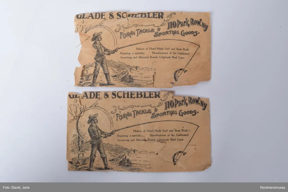 Eske med diverse snører og kroker fra varierende fakrikanter som Hardy, Millwards og Allcock.
3 poser Hardy gut, 1 med krok på
3 Allcocks fortommer i nylon, 1 av posene har kroker i steg i stedet for originalt snøre
1 pappfolder med kroker i poser festet til folderen, fortom i "gut"
1 Farlows "Gut cast"
2 papirposer "Glade & Scheber", en med snøre og en med fluer
1 pappfolder med poser med kroker med nylonsnøre lag et "Lee of Pershore".
2 poser "Catche'em Alive-O gut substitute cast, nylon gut cast" en av dem med krok
3 poser "Poolsam Twisted Wire tracee"
1 papirfolder med poser med krok og fortom "Berlin superior silkworm gut".
1 pose "Tru-tru hooks" fiskekroker
1 "Matt Waddell, Mounted casts for Loch and Stream", fire fluer på nylonsnøre.
1 "Martinez & Bird Ltd, hooks to nylon", papirfolder med poser inni.
1 "The lucky strike - Hooks to undrawn gut"
1 pose med 5 meter nylon snøre av frnsk merke
1 "Youngs of Harrow silkworm Gut", med en liten krok
1 pose med "Samson superior quality gut cast"
1 "Ogden smiths dry fly trout cast, silkworm gut"
1 "Unity cast av A. E. Rudge & son"
1 "Jon R. Gow & SOns" nylon snøre med 3 fluer
1 umerket pose med fortom og rekekroker
1 umerket pose med skjøteringer
1 bunt med gammelt snøre