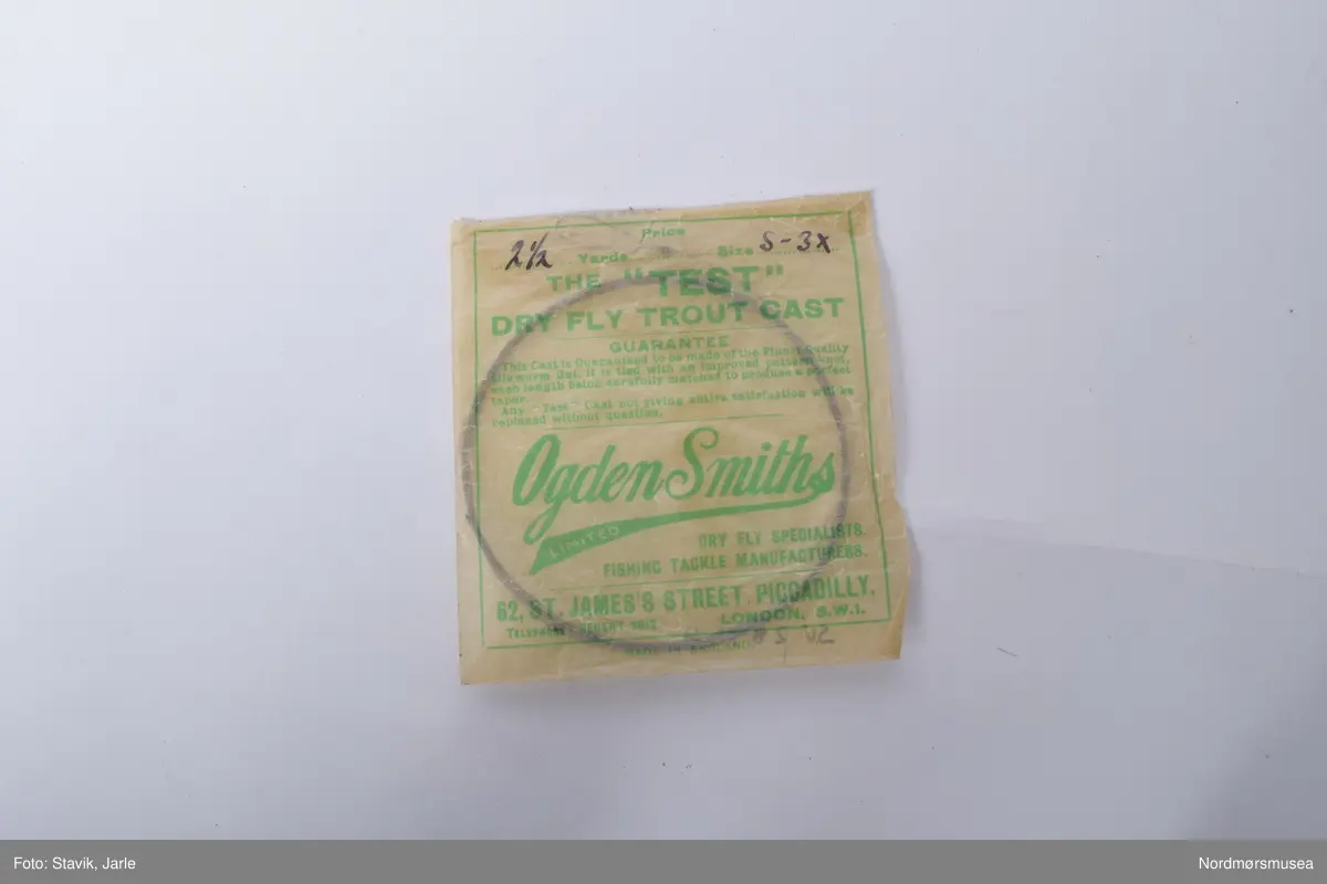 Eske med diverse snører og kroker fra varierende fakrikanter som Hardy, Millwards og Allcock.
3 poser Hardy gut, 1 med krok på
3 Allcocks fortommer i nylon, 1 av posene har kroker i steg i stedet for originalt snøre
1 pappfolder med kroker i poser festet til folderen, fortom i "gut"
1 Farlows "Gut cast"
2 papirposer "Glade & Scheber", en med snøre og en med fluer
1 pappfolder med poser med kroker med nylonsnøre lag et "Lee of Pershore".
2 poser "Catche'em Alive-O gut substitute cast, nylon gut cast" en av dem med krok
3 poser "Poolsam Twisted Wire tracee"
1 papirfolder med poser med krok og fortom "Berlin superior silkworm gut".
1 pose "Tru-tru hooks" fiskekroker
1 "Matt Waddell, Mounted casts for Loch and Stream", fire fluer på nylonsnøre.
1 "Martinez & Bird Ltd, hooks to nylon", papirfolder med poser inni.
1 "The lucky strike - Hooks to undrawn gut"
1 pose med 5 meter nylon snøre av frnsk merke
1 "Youngs of Harrow silkworm Gut", med en liten krok
1 pose med "Samson superior quality gut cast"
1 "Ogden smiths dry fly trout cast, silkworm gut"
1 "Unity cast av A. E. Rudge & son"
1 "Jon R. Gow & SOns" nylon snøre med 3 fluer
1 umerket pose med fortom og rekekroker
1 umerket pose med skjøteringer
1 bunt med gammelt snøre