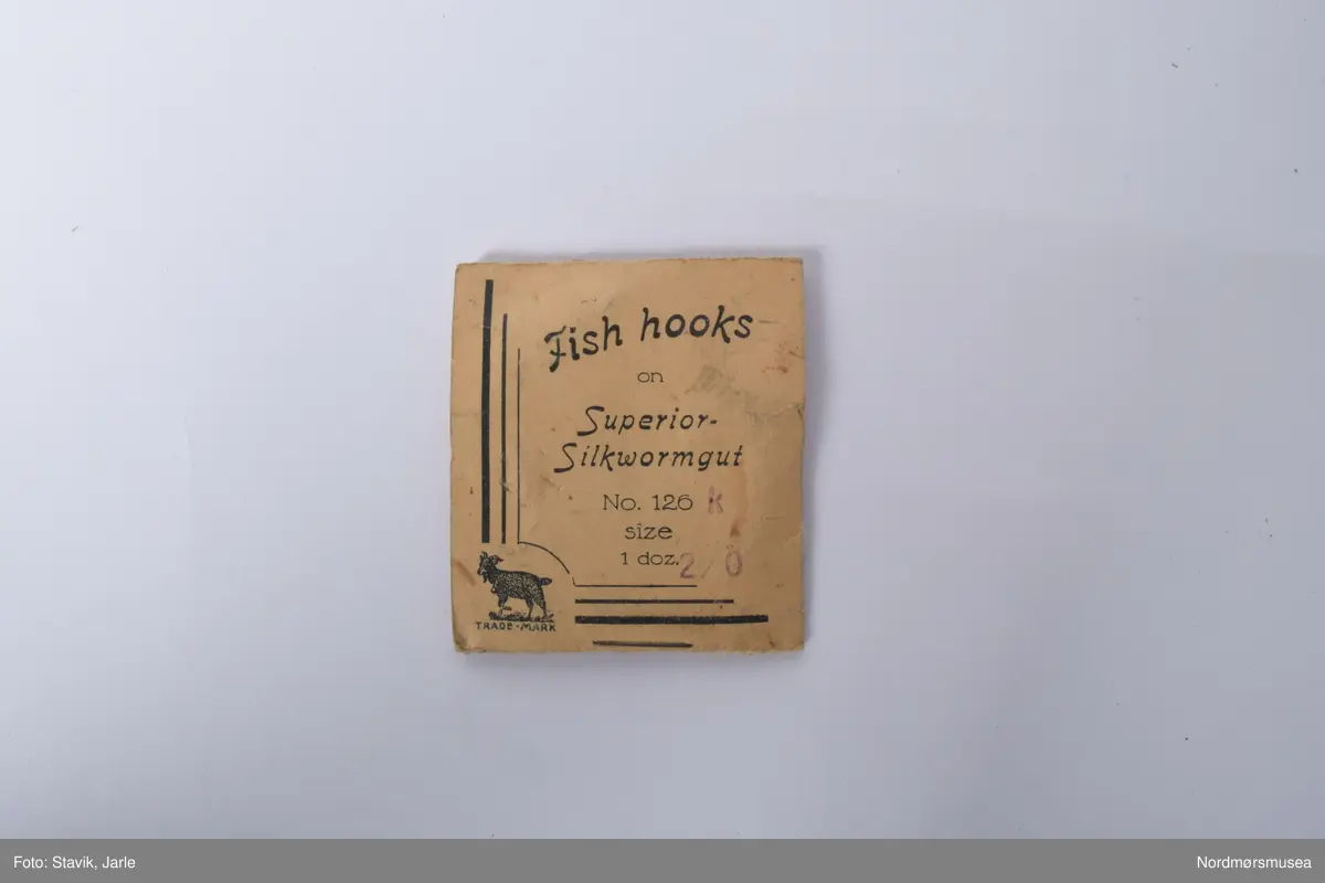 Eske med diverse snører og kroker fra varierende fakrikanter som Hardy, Millwards og Allcock.
3 poser Hardy gut, 1 med krok på
3 Allcocks fortommer i nylon, 1 av posene har kroker i steg i stedet for originalt snøre
1 pappfolder med kroker i poser festet til folderen, fortom i "gut"
1 Farlows "Gut cast"
2 papirposer "Glade & Scheber", en med snøre og en med fluer
1 pappfolder med poser med kroker med nylonsnøre lag et "Lee of Pershore".
2 poser "Catche'em Alive-O gut substitute cast, nylon gut cast" en av dem med krok
3 poser "Poolsam Twisted Wire tracee"
1 papirfolder med poser med krok og fortom "Berlin superior silkworm gut".
1 pose "Tru-tru hooks" fiskekroker
1 "Matt Waddell, Mounted casts for Loch and Stream", fire fluer på nylonsnøre.
1 "Martinez & Bird Ltd, hooks to nylon", papirfolder med poser inni.
1 "The lucky strike - Hooks to undrawn gut"
1 pose med 5 meter nylon snøre av frnsk merke
1 "Youngs of Harrow silkworm Gut", med en liten krok
1 pose med "Samson superior quality gut cast"
1 "Ogden smiths dry fly trout cast, silkworm gut"
1 "Unity cast av A. E. Rudge & son"
1 "Jon R. Gow & SOns" nylon snøre med 3 fluer
1 umerket pose med fortom og rekekroker
1 umerket pose med skjøteringer
1 bunt med gammelt snøre