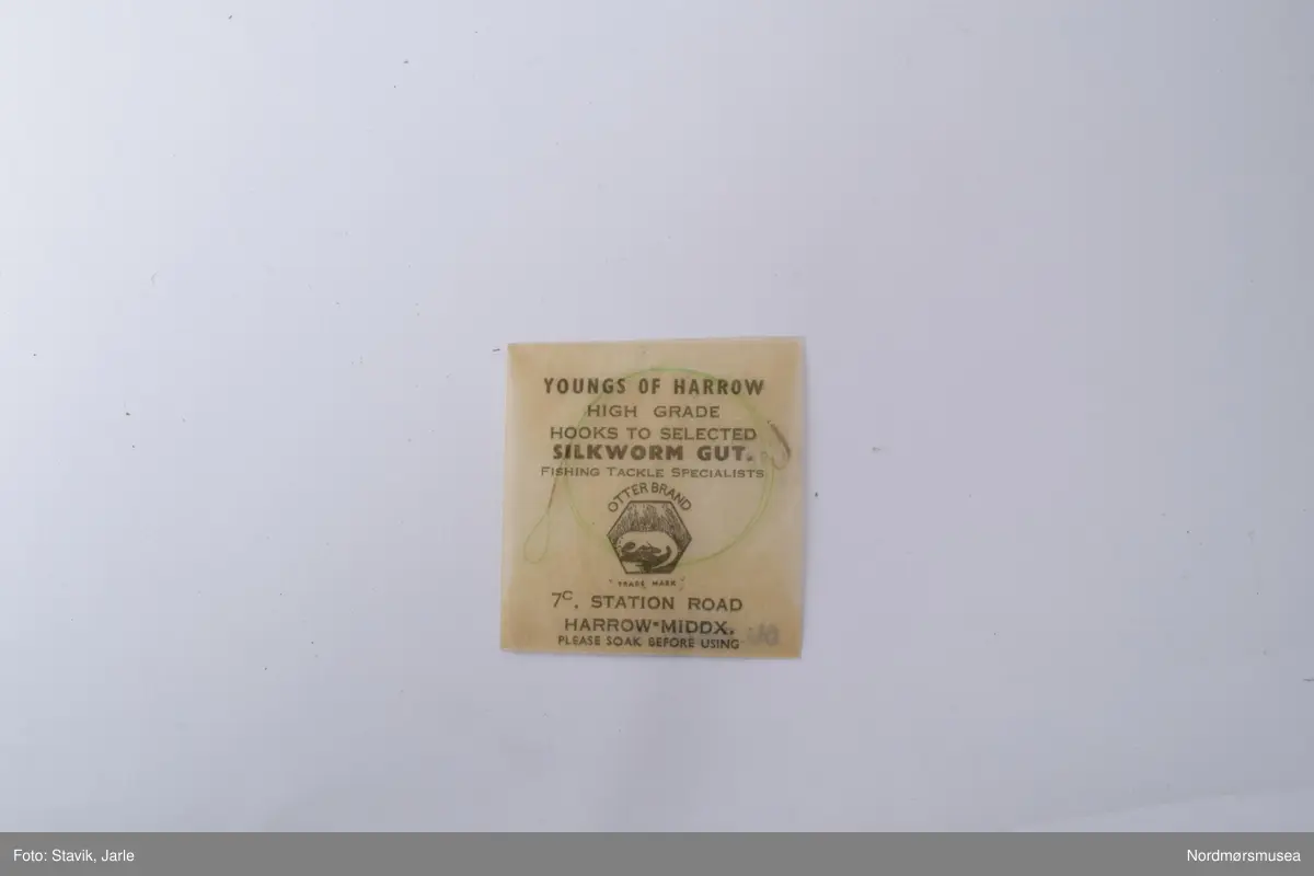Eske med diverse snører og kroker fra varierende fakrikanter som Hardy, Millwards og Allcock.
3 poser Hardy gut, 1 med krok på
3 Allcocks fortommer i nylon, 1 av posene har kroker i steg i stedet for originalt snøre
1 pappfolder med kroker i poser festet til folderen, fortom i "gut"
1 Farlows "Gut cast"
2 papirposer "Glade & Scheber", en med snøre og en med fluer
1 pappfolder med poser med kroker med nylonsnøre lag et "Lee of Pershore".
2 poser "Catche'em Alive-O gut substitute cast, nylon gut cast" en av dem med krok
3 poser "Poolsam Twisted Wire tracee"
1 papirfolder med poser med krok og fortom "Berlin superior silkworm gut".
1 pose "Tru-tru hooks" fiskekroker
1 "Matt Waddell, Mounted casts for Loch and Stream", fire fluer på nylonsnøre.
1 "Martinez & Bird Ltd, hooks to nylon", papirfolder med poser inni.
1 "The lucky strike - Hooks to undrawn gut"
1 pose med 5 meter nylon snøre av frnsk merke
1 "Youngs of Harrow silkworm Gut", med en liten krok
1 pose med "Samson superior quality gut cast"
1 "Ogden smiths dry fly trout cast, silkworm gut"
1 "Unity cast av A. E. Rudge & son"
1 "Jon R. Gow & SOns" nylon snøre med 3 fluer
1 umerket pose med fortom og rekekroker
1 umerket pose med skjøteringer
1 bunt med gammelt snøre