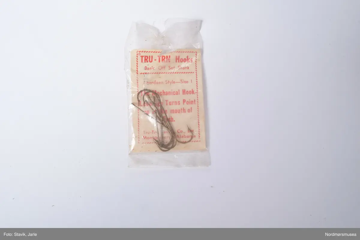 Eske med diverse snører og kroker fra varierende fakrikanter som Hardy, Millwards og Allcock.
3 poser Hardy gut, 1 med krok på
3 Allcocks fortommer i nylon, 1 av posene har kroker i steg i stedet for originalt snøre
1 pappfolder med kroker i poser festet til folderen, fortom i "gut"
1 Farlows "Gut cast"
2 papirposer "Glade & Scheber", en med snøre og en med fluer
1 pappfolder med poser med kroker med nylonsnøre lag et "Lee of Pershore".
2 poser "Catche'em Alive-O gut substitute cast, nylon gut cast" en av dem med krok
3 poser "Poolsam Twisted Wire tracee"
1 papirfolder med poser med krok og fortom "Berlin superior silkworm gut".
1 pose "Tru-tru hooks" fiskekroker
1 "Matt Waddell, Mounted casts for Loch and Stream", fire fluer på nylonsnøre.
1 "Martinez & Bird Ltd, hooks to nylon", papirfolder med poser inni.
1 "The lucky strike - Hooks to undrawn gut"
1 pose med 5 meter nylon snøre av frnsk merke
1 "Youngs of Harrow silkworm Gut", med en liten krok
1 pose med "Samson superior quality gut cast"
1 "Ogden smiths dry fly trout cast, silkworm gut"
1 "Unity cast av A. E. Rudge & son"
1 "Jon R. Gow & SOns" nylon snøre med 3 fluer
1 umerket pose med fortom og rekekroker
1 umerket pose med skjøteringer
1 bunt med gammelt snøre