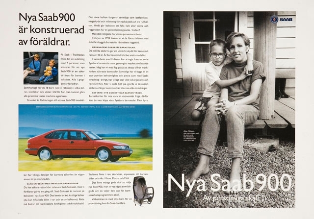 Vit affisch uppdelad i 2 delar. Den vänstra sidan har text. Infällt i texten är två färgfoton, ett litet av två barn som sitter bältade i en bil, ett större av en röd Saab. Längst ned ett svart/vitt foto av en barnbilstol. Den högra sidan består av ett
stort svart/vitt foto av den ansvarige för designen och hennes son som sitter på en förstukvist. Längst
upp i höger hörna Saab loggan.

1) Nya Saab 900 är konstruerad av föräldrar.
2) På Saab i Trollhättan finns det en avdelning - - - - - - - - - - hos din Saab-handlare.
3) Aina Nilsson
Här med sonen Nils,
är ansvarig
för designen av inredningen
i nya Saab 900.
4) Nya Saab 900
Av personliga skäl.