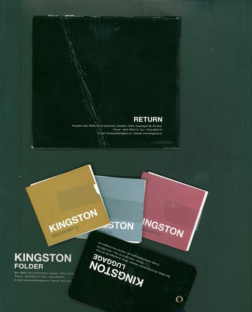 Svart folder med text i vitt längst ned i vänster hörn tillsammans med fakta om företaget.

Kingston
Folder