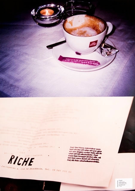 Affisch med ett färgfoto från restaurang Riche på kvällen. Överst en kaffekopp och
en ljuslykta på en vit duk och längst ned restaurangnotan med texten stämplad på i
lila.

Hej! Det finns människor som kan dricka ett eller ett par glas vin om dagen under hela sitt
liv utan att bli alkoholister. Fast vissa kan knappt dricka alls, så det kan vara dumt att
chansa. Hej då från alkoholkommittén.