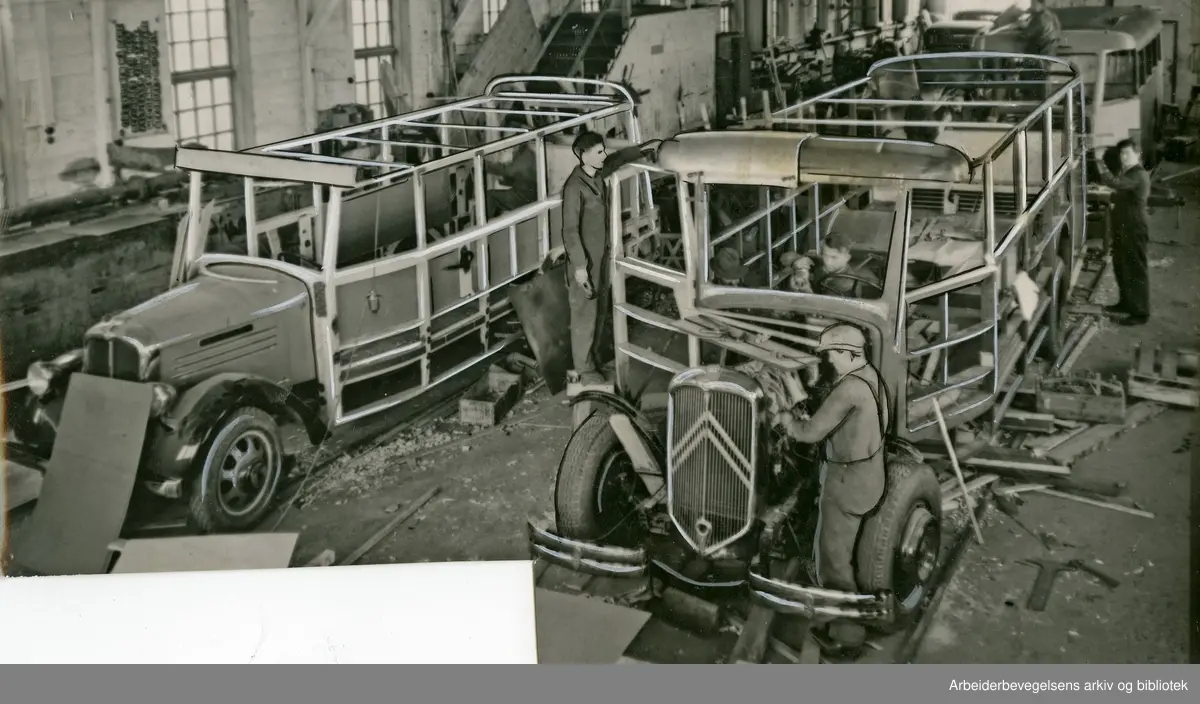 Fra monteringshallen på Norsk Automobilfabrikk A/S. Kambo, utenfor Moss. Siste halvdel av 1930-tallet.