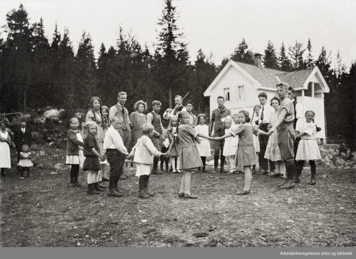 Leikarring på "Viubråten", i 1920-åra. Jern og Metalls Osloavdelinger fikk sitt første feriehjem, "Viubråten" ved Bjørgeseter, Gran på Hadeland i 1918.