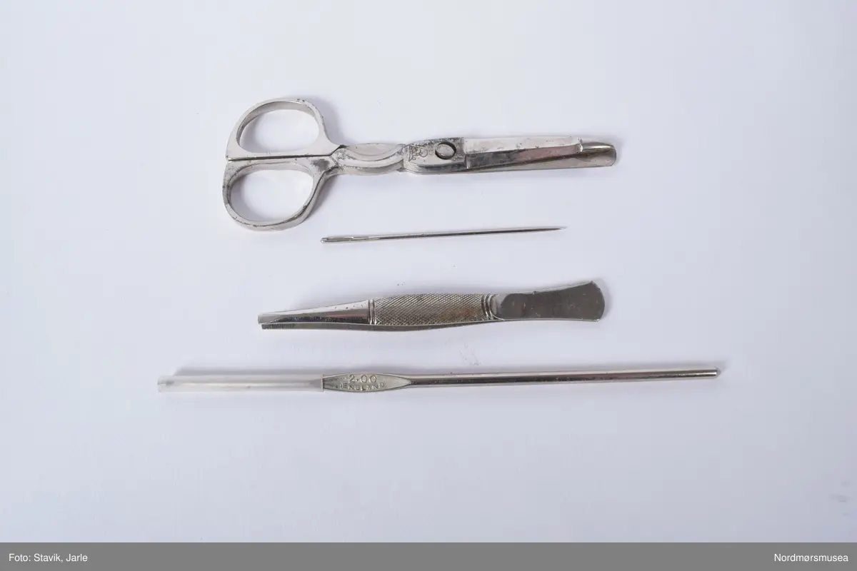 Skinnpung, nærmest som pengebok. På insiden av fronten lommer til fluebinderutstyr her er en saks stemplet "Lade" og "D.R.G.M", en umerket pinsett og synål og en heklenål laget av Millward. I en lomme mellom inner og ytterskinnet i fronten et sammenbrettet papirkremmerhus med fire ubundne fluekroker.
Inne i boka 6 blad med 5 lommer på hver side til fluer. Det er fluer i flere av dem. Mellom hvert blad med lommer en beskrivelse på engelsk av forskjellige fluetyper. I midten to sider av tykk hvit filt hvor det ligger mange fluer. Til sammen 99 fluer inni. Fluepungen er holdt sammen av en skinnreimn med metallspenne. På første bladet et utvisket stempel på en siden "Kristian Bryn".