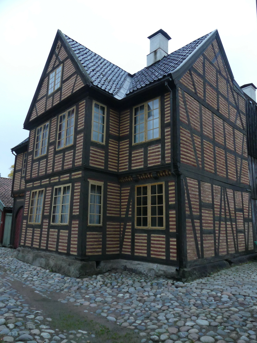 1600-og 1700-årene
Gården er representativ for de jevne bygårdene i Cristiania, både med hensyn til tomteareal og bebyggelse. Bygningene er i utmurt bindingsverk. Første etasje mot gaten er eldste del og kan være fra tidlig på 1600-tallet. Da hørte det uthus til, men andre enn de som nå står.
Fra slutten av 1600-tallet eide bokbinderen Fredrik Jacobsen Brun gården. I hans tid, frem til 1741, ble den ombygd og påbygd i flere omganger. Bebyggelsen fylte alle fire sider rundt gårdsrommet med åpne svalganger på to sider. Hovedhuset og overetasjen i høyre sidefløy var til beboelse. I første etasje av høyre sidefløy ligger bokbinderverkstedet. Mellom stuen og portrommet er det et smalt kjøkken, der den enorme peisen opptar mye av plassen. Over stue og kjøkken ligger den store salen for festlige anledninger. Ved siden av sale er det et sovekammers. Tverrfløyen var uthus med fjøs og stall i første etasje med fôrloft over. I 1787 ble det holdt hester og tre kyr her. For den daglige forsyningen var borgerne avhengig av landbruket på løkkene i bymarken. Denne gården er den siste bevarte bindingsverksgården fra Cristiania.

Norsk folkemuseums guidebok,  1996