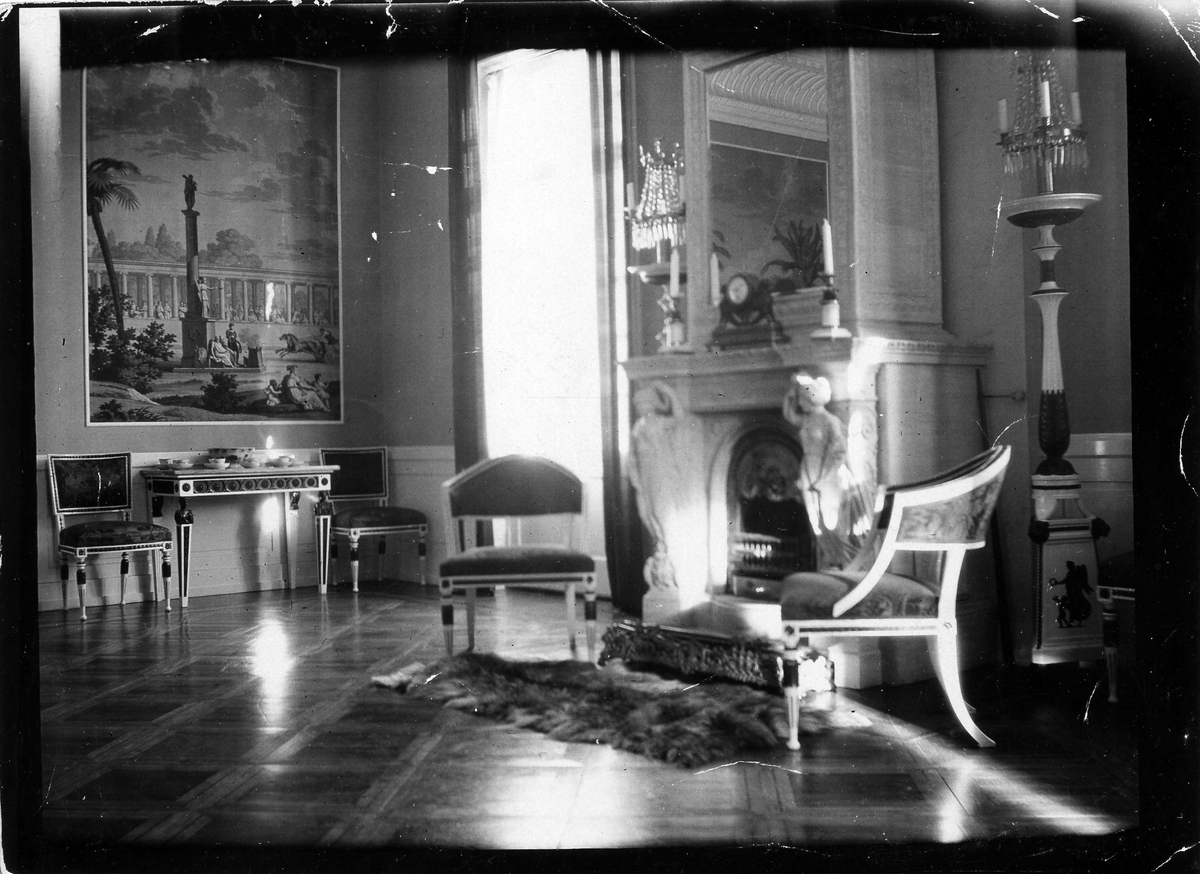 Interiör från stora salongen på Nolhaga slott, ca 1900. Salongen har franska tapeter tryckta 1824 hos Dufour & Leroy i Paris.