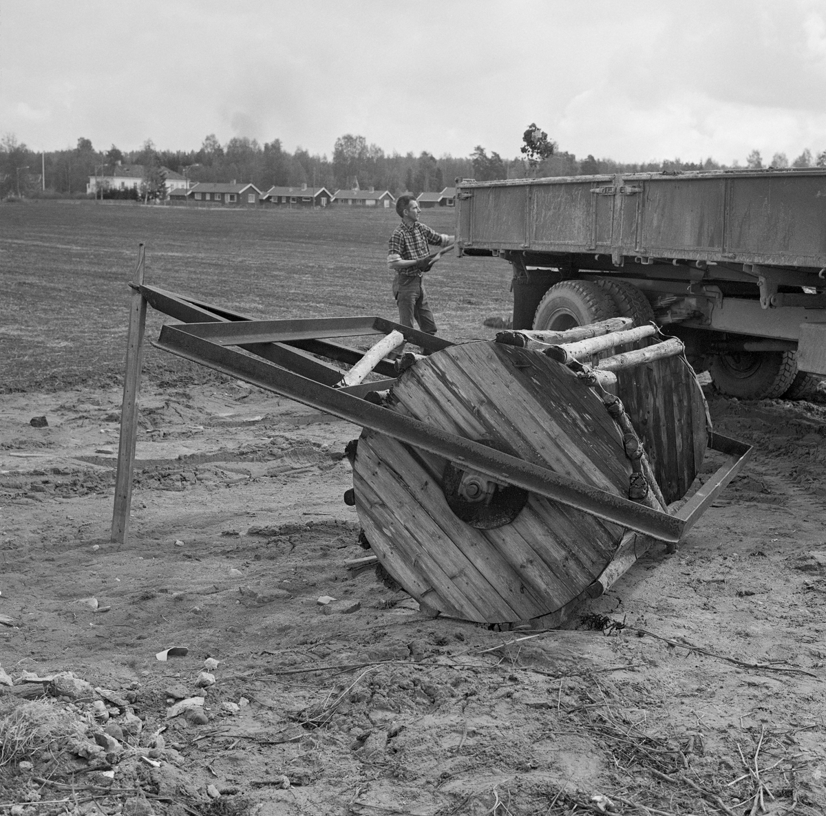 Trommel til pakking av kjøreveier for tømmertillegging på velteplass. Trommelen er fotografert utenfor Norsk Skogbruksmuseum på Elverum. Den ble gitt til museet av herredsskogmester Johs. P. Sorknes, Grue. Den ble før dette brukt ved Namnsjøen i Grue, Hedmark.