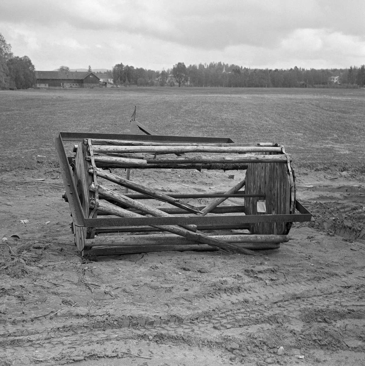 Trommel til pakking av kjøreveier for tømmertillegging på velteplass. Trommelen er fotografert utenfor Norsk Skogbruksmuseum på Elverum. Den ble gitt til museet av herredsskogmester Johs. P. Sorknes, Grue. Den ble før dette brukt ved Namnsjøen i Grue, Hedmark.