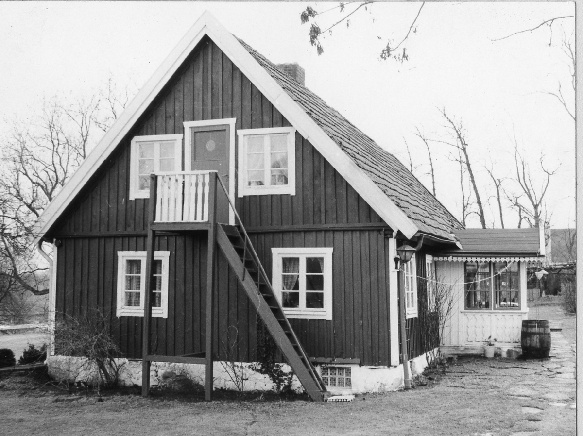 Laholm, Våxtorps sn, Vindrarp. "Erikstorp". 1800-tals upprustat fritidshus, före detta bostadslänga.