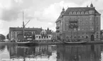 Vid Hamnkanalens mynning mot Munksjön låg Grönsakstorget. Det vita Kruckenbergska huset inrymde både saluhall och restaurang, först den så kallade Automaten och sedan från 1918 restaurang Munken. Till höger syns det stora Sparbankshuset från 1901. Vid kajen ligger båtar förtöjda, till vänster Viktor från Brandstorp, till höger Fridolf.