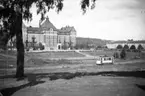 Södra Folkskolan byggdes år 1908 på området Torpa i Jönköping. Skolan byggdes till och blev färdig i början av 1920-talet. Den fick senare namnet Torpaskolan. Arkitekt var August Atterström. Spårvagnen i förgrunden är på väg till sin vändhållplats på Torpa.